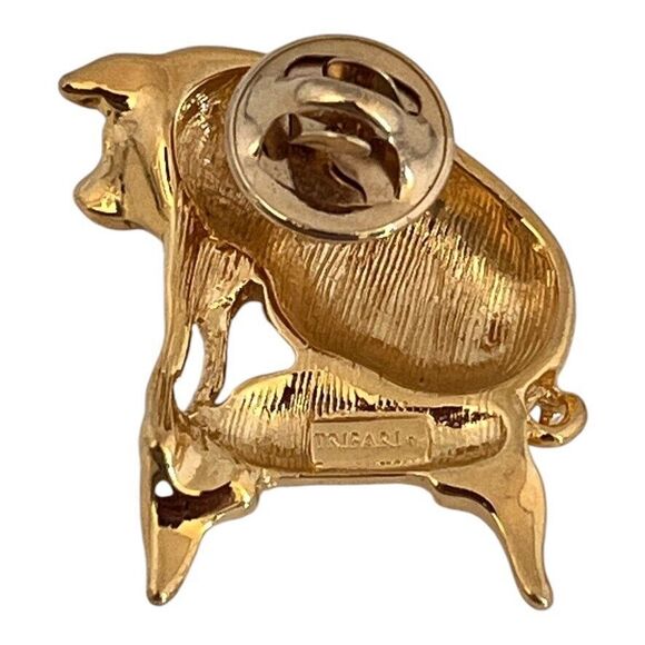 Vintage Signed Trifari Pin Pig on A Stool Lapel Gold Tone Figural 8C - Picture 3 of 3